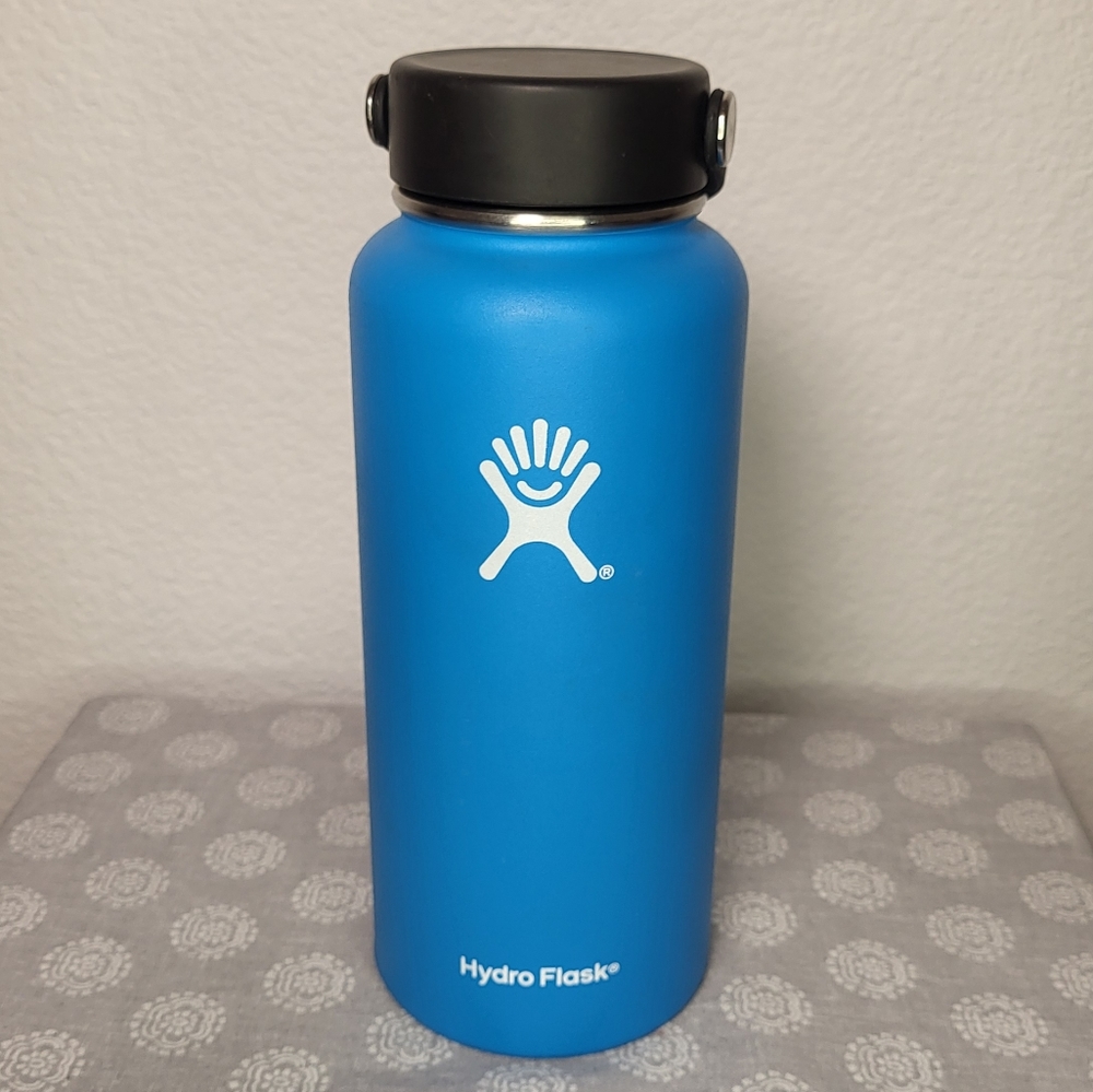 Hydro Flask 32 oz Insulated Wide Mouth Jug w Flex Cap in Pacific Blue